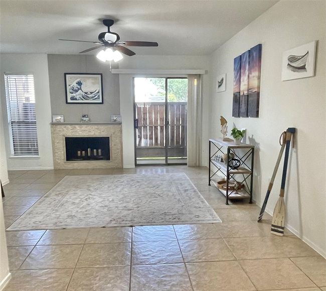 Large living area | Image 7