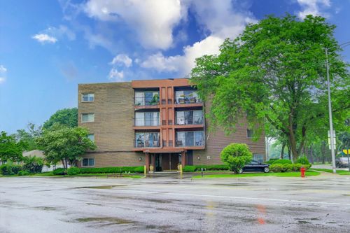 apt-301-4838 Howard St, Skokie, IL, 60077-2856 | Card Image