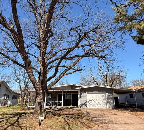 312 W Church St, Olney, TX, 76374-2031 | Card Image