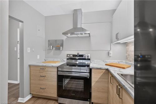 207-37 Mericourt Rd, Hamilton, ON, L8S2N5 | Card Image