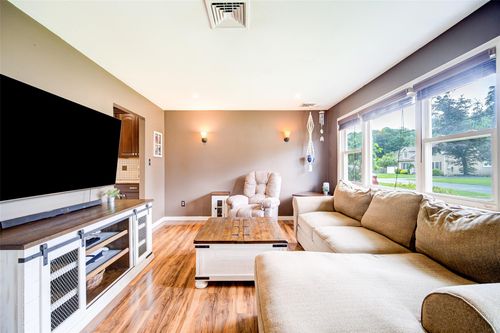 16 Swenson Dr, Wappingers Falls, NY, 12590-1516 | Card Image