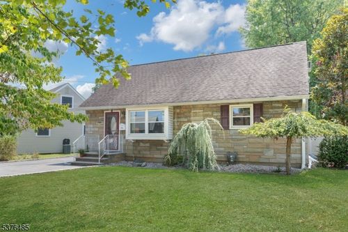 27 Anderson Pkwy, Cedar Grove, NJ, 07009-1111 | Card Image