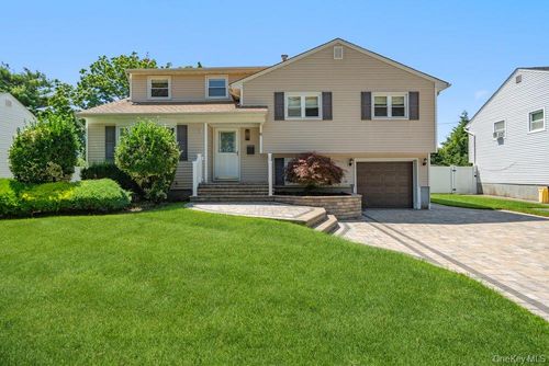 8 Radnor Ct, Hicksville, NY, 11801-5629 | Card Image