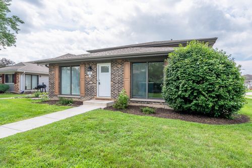 1-2S739 Winchester Cir W, Warrenville, IL, 60555 | Card Image