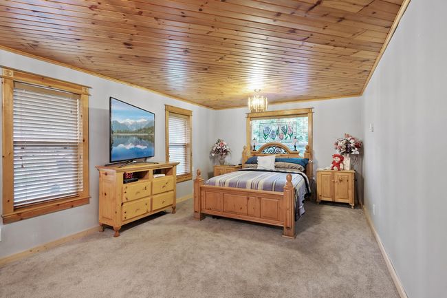 huge bedroom | Image 35