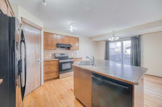 148 Chapman Close Se, Home with 3 bedrooms, 3 bathrooms and 2 parking in Calgary AB | Image 5