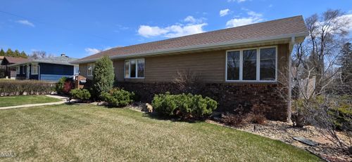 414 8th Ave Nw, Valley City, ND, 58072-2724 | Card Image