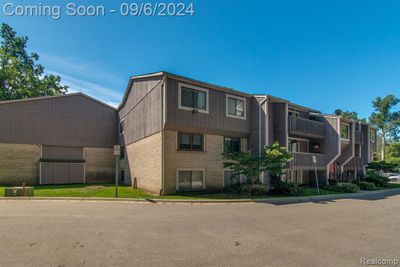 704 - 29870 W 12 Mile Road, Condo with 2 bedrooms, 2 bathrooms and null parking in Farmington Hills MI | Image 3