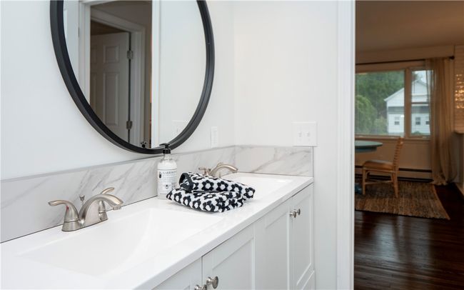 1560 W Main Rd, Home with 3 bedrooms, 1 bathrooms and 4 parking in Middletown RI | Image 24