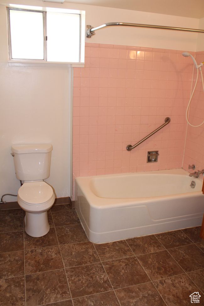 Full bathroom featuring toilet and shower / washtub combination | Image 23