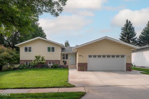 141 E Brandon Drive, Bismarck, ND, 58503 | Card Image