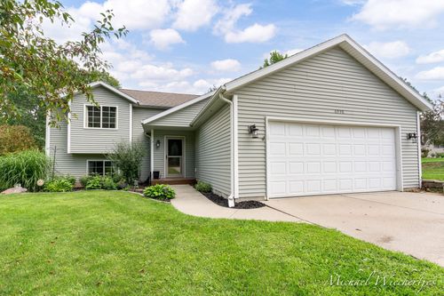 6998 Riverwood Dr, Belding, MI, 48809-8577 | Card Image