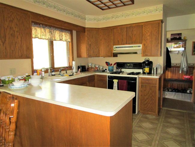 Kitchen With Large Peninsula | Image 39