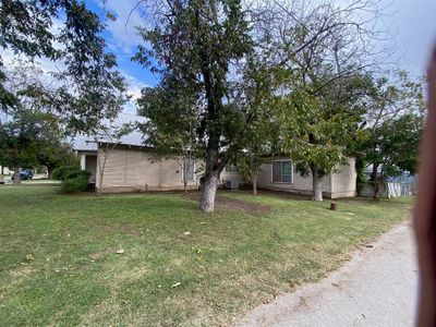 506 W College Avenue, House other with 3 bedrooms, 2 bathrooms and null parking in Comanche TX | Image 2