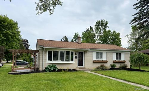 3490 Levee St, Waterford Twp, MI, 48329-2252 | Card Image
