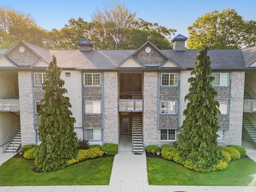 12-18372 N Ridge Ct, Spring Lake, MI, 49456-8928 | Card Image