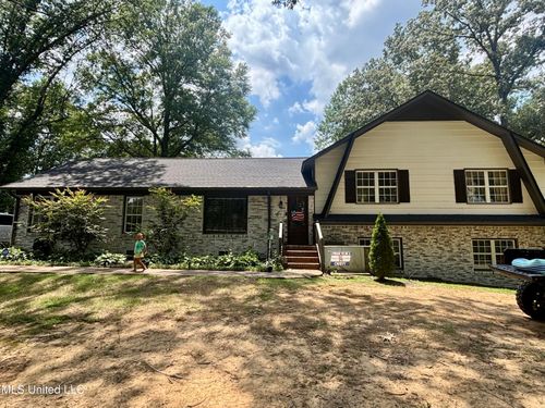 696 Country Club Dr, Senatobia, MS, 38668-6472 | Card Image