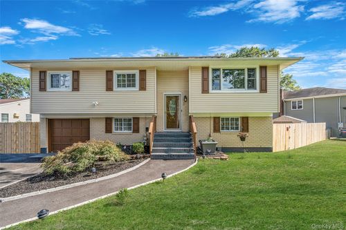 2 Alan St, Holbrook, NY, 11741-1107 | Card Image