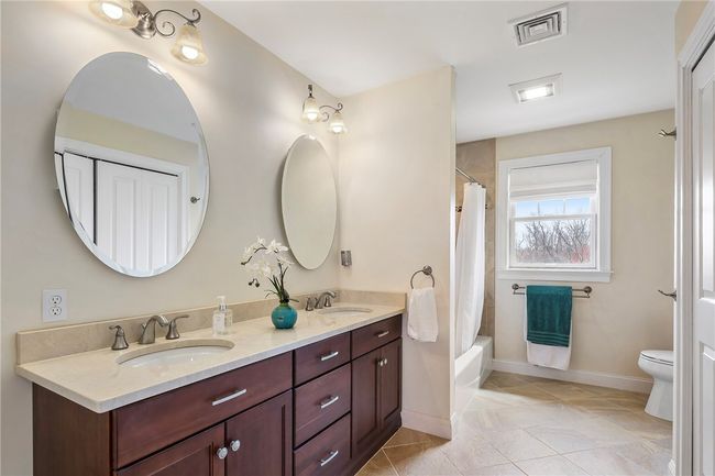 Hall bathroom | Image 30