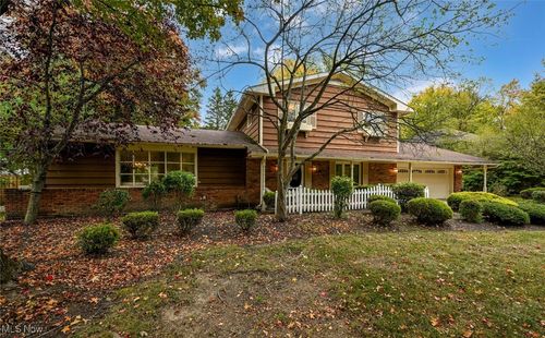 7823 Oakhurst Cir, Brecksville, OH, 44141-1123 | Card Image