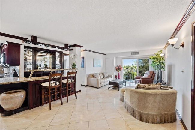 APT-402 - 4505 S Ocean Blvd, Condo with 2 bedrooms, 2 bathrooms and null parking in Highland Beach FL | Image 5