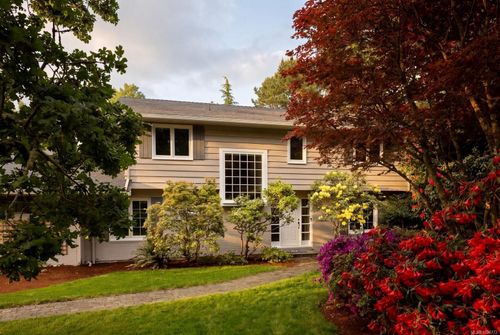 3215 Norfolk Rd, Victoria, BC, V8R6H5 | Card Image