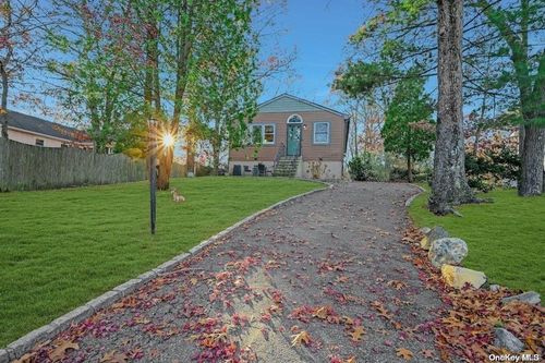 529 Birch Hollow Dr, Shirley, NY, 11967-1101 | Card Image