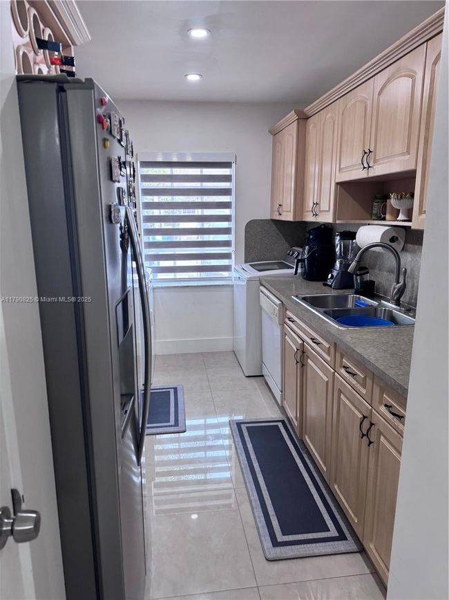 5308 Sw 138 Th Pl, Townhouse with 3 bedrooms, 2 bathrooms and null parking in Miami FL | Image 5