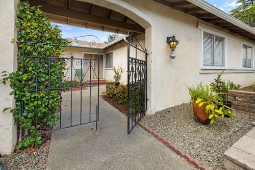 7961 Phaeton Dr, Oakland, CA, 94605-4212 | Card Image