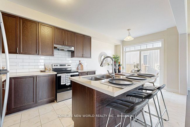 28 Av Horizon, House attached with 4 bedrooms, 3 bathrooms and 4 parking in Millbrook ON | Image 6