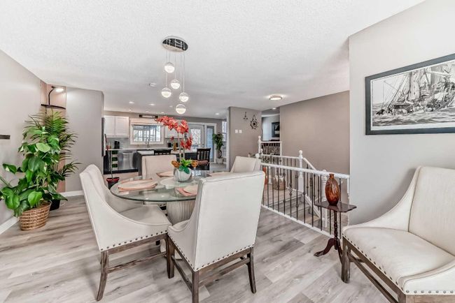 440 Cantrell Drive Sw, Home with 3 bedrooms, 1 bathrooms and 4 parking in Calgary AB | Image 3