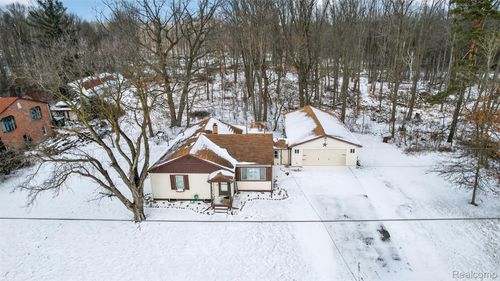3241 Curtis Rd, Birch Run, MI, 48415-9091 | Card Image