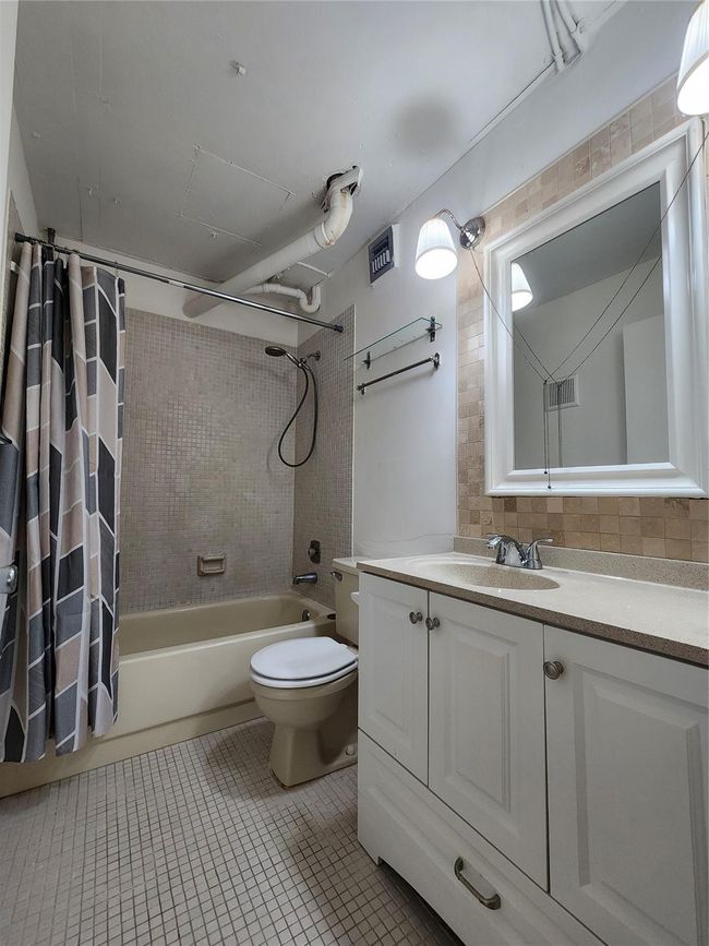 APT-211 - 3341 Nw 47 Th Ter, Condo with 1 bedrooms, 2 bathrooms and null parking in Lauderdale Lakes FL | Image 4