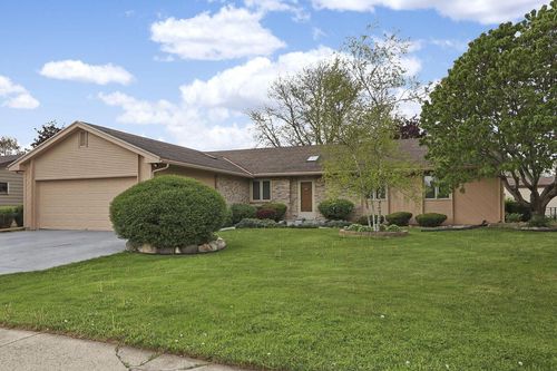 8124 W Imperial Drive, Franklin, WI, 53132 | Card Image
