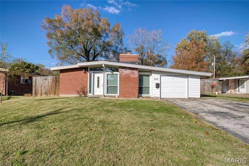 825 Derhake Rd, Florissant, MO, 63033-5822 | Card Image