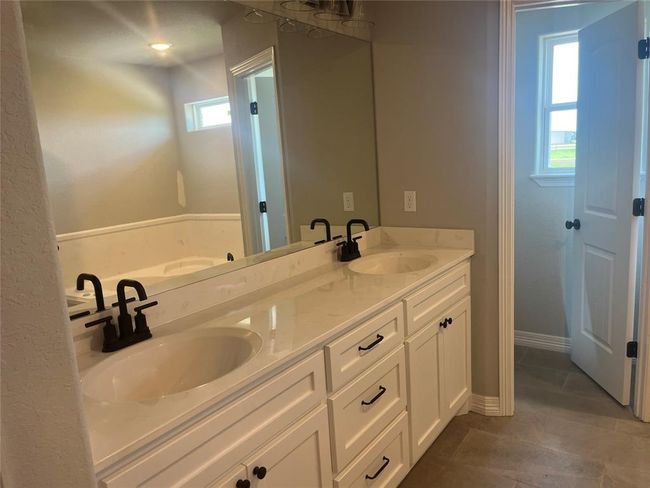 643 Longhorn Trl, House other with 4 bedrooms, 2 bathrooms and 2 parking in Angleton TX | Image 10