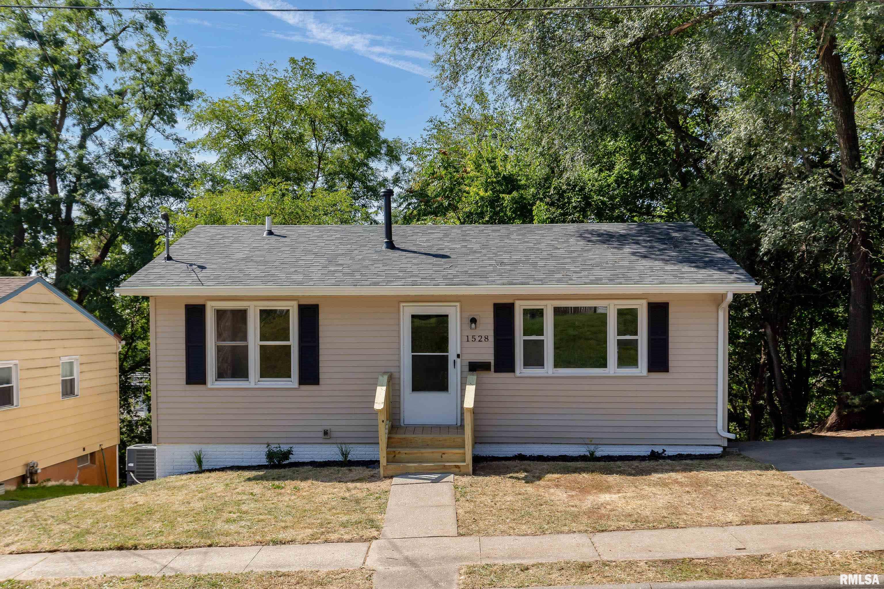 Mound St, Davenport, IA 52803