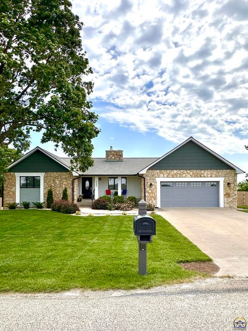 522 Country Ln, Council Grove, KS, 66846-1556 | Card Image