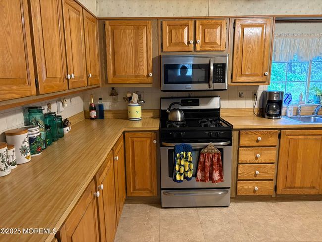 308 Kenwood Ct, Home with 3 bedrooms, 2 bathrooms and null parking in Whiting NJ | Image 4