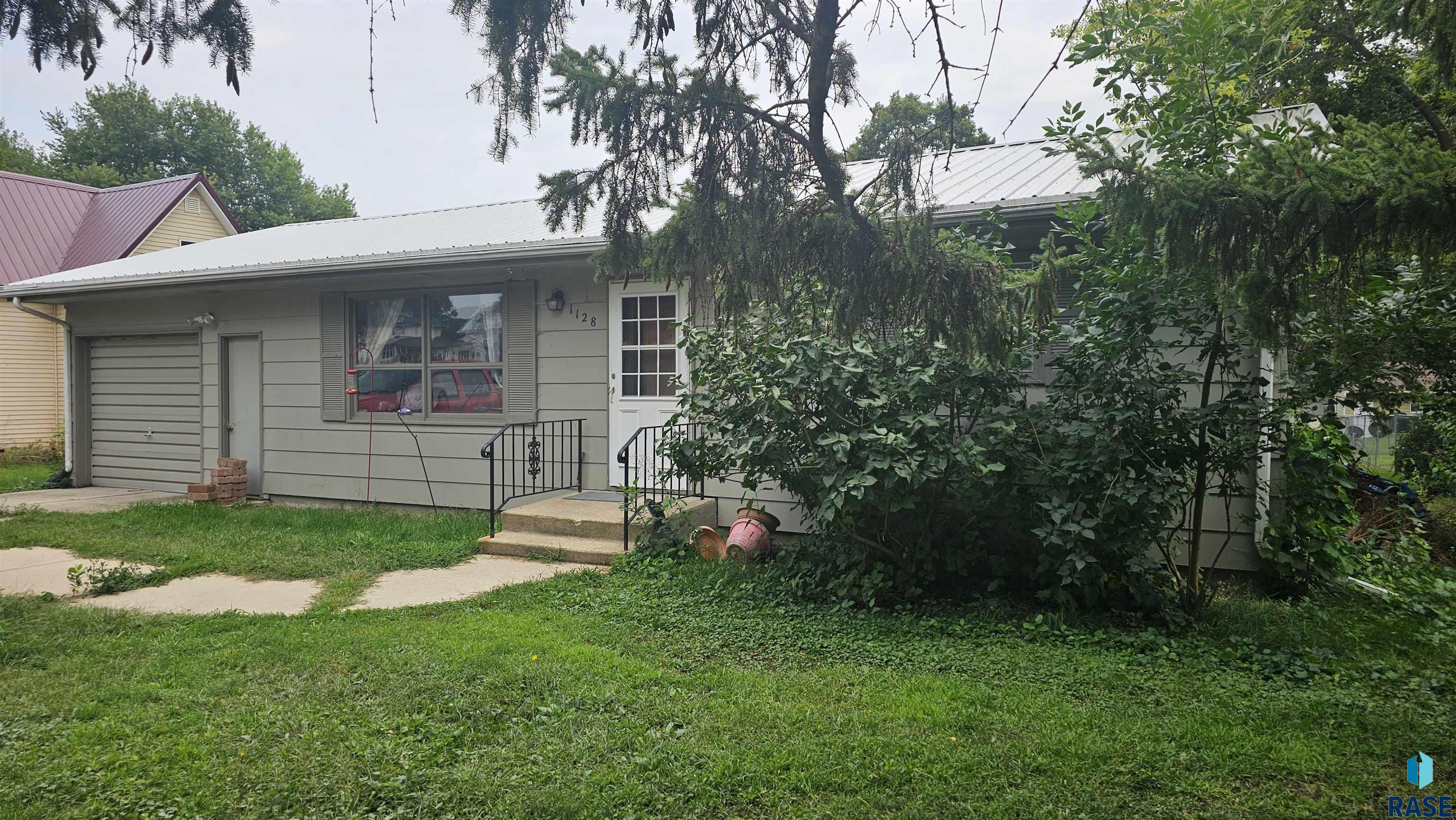 Fell St, Larchwood, IA 51241