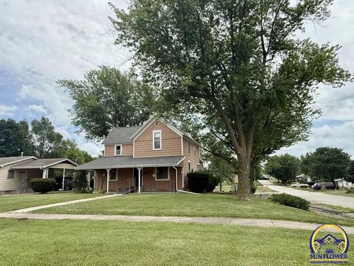 215 Kickapoo St, Hiawatha, KS, 66434-2411 | Card Image