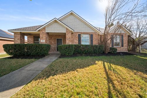 908 W Wintergreen Rd, Lancaster, TX, 75134-2346 | Card Image