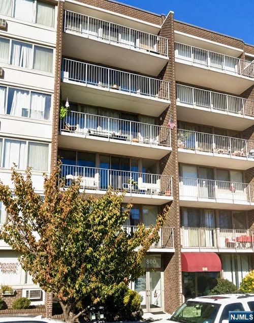 515 Anderson Ave, Cliffside Park, NJ, 07010-1604 | Card Image