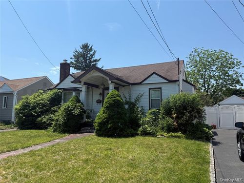 218 Park Ave, Hicksville, NY, 11801-1413 | Card Image