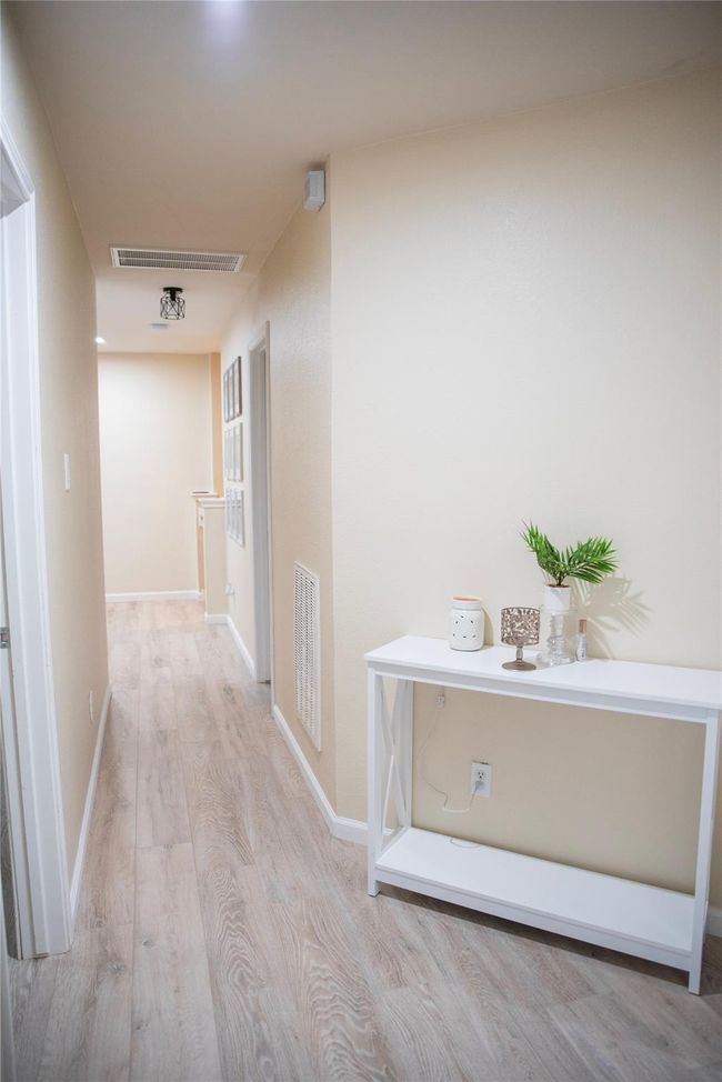 upstairs hall | Image 11