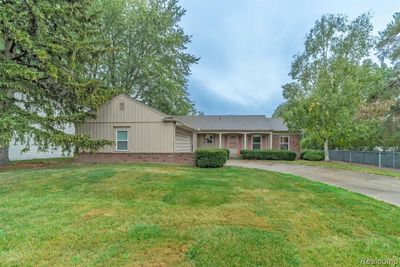 35390 Hatherly Place, Home with 3 bedrooms, 2 bathrooms and null parking in Sterling Heights MI | Image 1