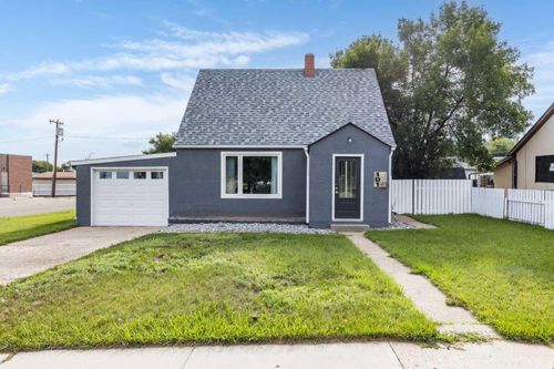 101 3 Street Se, Redcliff, AB, T0J2P0 | Card Image