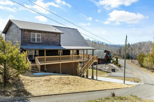 2335 Wingspan Dr, Sevierville, TN, 37876-8011 | Card Image