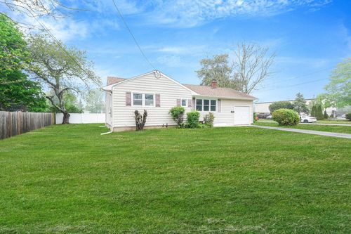 63 Beaver Dam Rd, Bellport, NY, 11713-2125 | Card Image