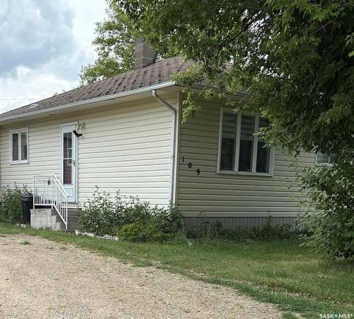 109 1st Ave Nw, Ituna, SK, S0A1N0 | Card Image